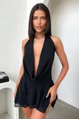 Vestido corto color marrón chocolate, con escote drapeado profundo, tirantes finos que se anudan en la espalda y falda con volados.