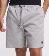Bermuda blanca de sarga lavada con lazo en la cintura y bolsillos laterales.