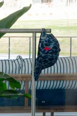 Gorra de béisbol con estampado de leopardo en tonos grises.