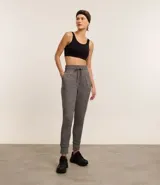 Pantalón jogger deportivo gris melange, con cintura ajustable con cordón, bolsillos laterales y puños ajustados.