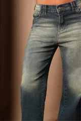 Pantalón de jean celeste con efecto lavado, corte recto y tiro medio.