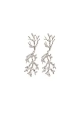 Par de aros colgantes plateados con forma de coral.