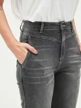 Pantalón de jean de tiro alto, corte recto y color azul medio.