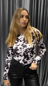 Top blanco con estampado de manchas de vaca en color marrón, de mangas largas y corte ajustado.