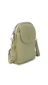 Bandolera pequeña y compacta color amarillo mostaza, realizada en símil cuero. Posee un bolsillo frontal con tapa y broche metálico, y un compartimento principal con cierre superior. Incluye correa ajustable del mismo material.