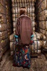 Blazer holgado de terciopelo marrón con cuello con solapa, sin cierre frontal y con tres bolsillos funcionales. Intervenido artesanalmente con detalles de tientos y pompones de algodón teñidos a mano. Forrado en las mangas con estampa the farra.