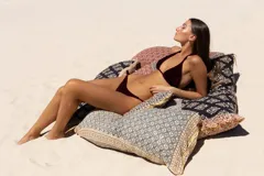 Conjunto de bikini de terciopelo color borgoña, compuesto por un corpiño triangular con tirantes finos y una bombacha cavada.