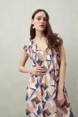 Vestido largo con estampado floral celeste y blanco, escote ajustable con lazo y frunce en la parte superior.