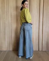 Conjunto de jean celeste compuesto por un top sin mangas y un pantalón de pierna ancha.