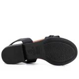 Sandalias negras de cuero con taco bajo y hebilla decorativa.