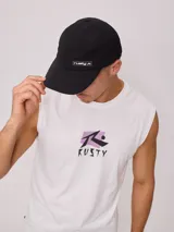 Gorra negra tipo visera de tela ripstop con logo de la marca Rusty en etiqueta de goma.