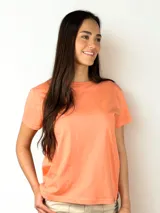 Remera azul marino de algodón, corte clásico y cuello redondo.