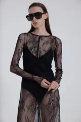 Vestido maxi negro de encaje con mangas largas y diseño transparente.