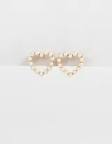 Aros pasantes dorados con forma de corazón y perlas.