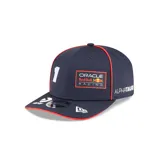 Gorra azul marino con visera curva y ribete rojo. En el frente tiene el número 1 bordado en blanco y el logo de Oracle Red Bull Racing. En el lateral izquierdo tiene el logo de Alphatauri y en el lateral derecho el logo de Viaplay. En la parte trasera tiene el logo de Red Bull.