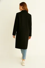 Tapado largo de mujer, color negro, con solapas y cierre frontal de un solo botón.