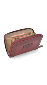 Billetera mediana color beige con textura croco, cierre alrededor y logo Lincoln's.