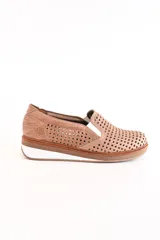 Panchita de cuero color beige con diseño calado, suela blanca y elástico en los laterales.