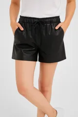 Short negro de cuero sintético, tiro alto, con cintura elastizada y cordón ajustable.