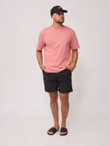 Gorra de lona color salmón con logo de la marca bordado en blanco.