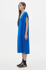 Vestido midi azul eléctrico de corte amplio con escote en V y mangas cortas.