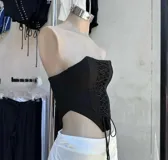 Corset negro con cordones en el frente.