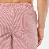 Short de baño rojo con rayas verticales blancas, cintura elástica y cordón ajustable.