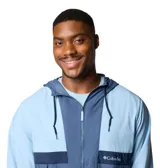 Cortaviento negro con capucha ajustable, cierre frontal con cremallera, bolsillos laterales con cremallera y puños elásticos. Cuenta con tecnología Omni-Shield™ que repele la lluvia y las manchas. Logo de Columbia estampado en el pecho.