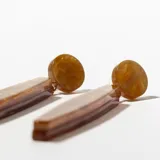 Aros colgantes con base circular y pieza alargada rectangular con efecto marmolado en tonos dorados y marrones.