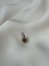 Aro pequeño plateado con forma circular, con strass incrustados. Se vende por unidad.