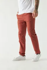 Pantalón chino clásico color ladrillo, de corte slim, con presillas para cinturón.