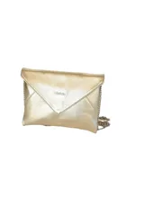 Cartera de fiesta tipo sobre, color dorado metalizado, con cadena plateada para colgar al hombro.