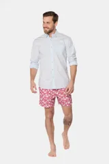 Short de baño celeste con estampado de flores blancas, cintura elástica con cordón ajustable, bolsillos laterales y suspensor de malla fina.