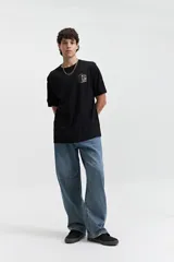Remera celeste de manga corta con estampado de mapa en la espalda.