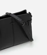 Cartera mediana negra de poliuretano con correa ajustable, cierre de cremallera y detalles texturizados.