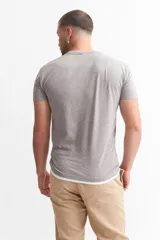 Remera gris de manga corta con cuello redondo y detalles blancos a contratono en cuello y ruedo.