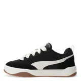 Championes urbanos Puma Park Lifestyle Street, color negro con detalles en blanco y suela color caramelo.
