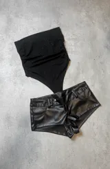 Body negro brillante sin mangas, con escote strapless y corte ajustado.