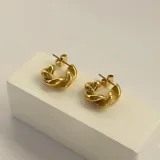 Aros tipo argolla de acero quirúrgico hipoalergénico con baño en oro de 18K.