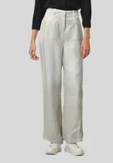 Pantalón ancho color gris claro, de lino y viscosa, con calce alto.