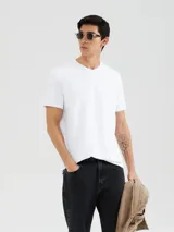 Remera negra de corte clásico con cuello en V y mangas cortas.