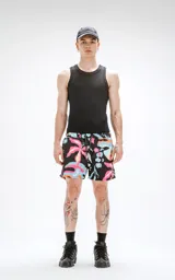 Short de baño de microfibra negro con estampado floral abstracto en tonos vibrantes como rosa, celeste y amarillo. Posee cintura elástica con cordón regulable y un bolsillo trasero con ojalillo.