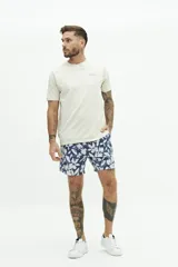 Short de baño azul marino con estampado de flores blancas, cintura elástica con cordón ajustable, dos bolsillos laterales y uno trasero.