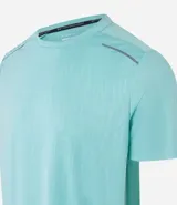 Remera deportiva gris con cuello redondo, mangas cortas, estampa heat print y detalle en los hombros. Confeccionada en tejido de malla con tecnología Dry.