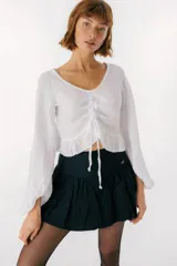 Minifalda negra con volados, de corte acampanado.