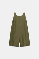 Mono corto color verde militar confeccionado en lino 100%. Tiene cuello redondo, sisa y espalda descubierta. Presenta bolsillos laterales ocultos en costuras.