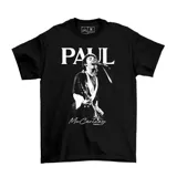 Remera negra con estampado de Paul McCartney cantando y tocando la guitarra.