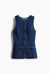 Chaleco largo de denim azul, con cuello redondo, cierre frontal con botones metálicos hasta la cintura y abertura inferior. Presenta bolsillos delanteros insertados y costuras decorativas.