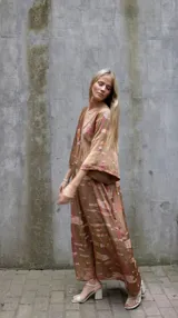 Vestido largo de seda estampada con mangas amplias y escote en V.