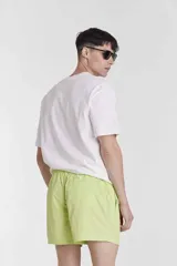 Remera azul de corte clásico y mangas cortas.